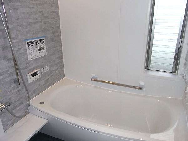 Bathroom. Brightness there is a window in the bathroom ・ There is good ventilation.
