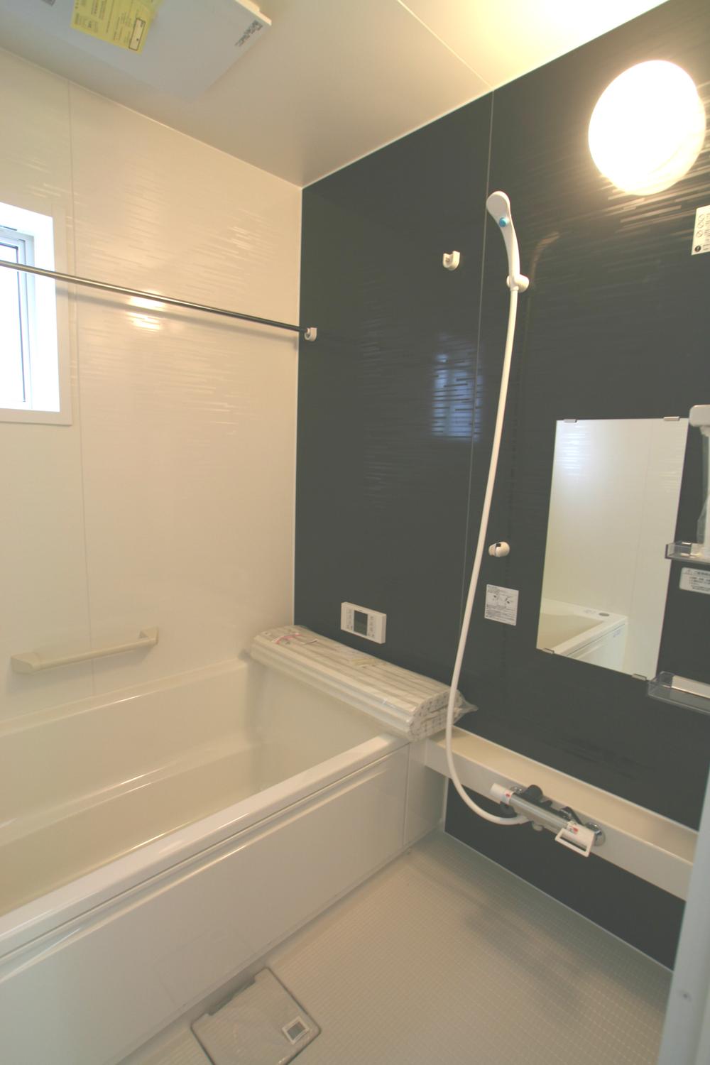 Bathroom. With drying heater (cool breeze with function) The drying of clothes in the rainy season is drying function, Winter is warm in the heating, Summer is cool and comfortable bath time in the cool breeze. Large bathtub.