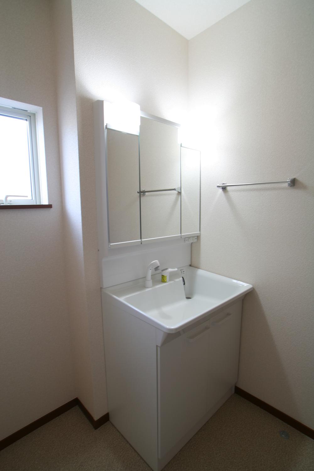 Wash basin, toilet. Easy-to-use wash basin with a three-sided mirror in the wash room with cleanliness. Of course morning convenient shower plug in Shan! !