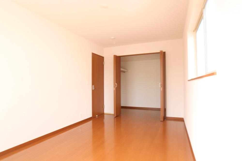 Non-living room. Storage capacity was placed a lot of walk-in closet Western-style!