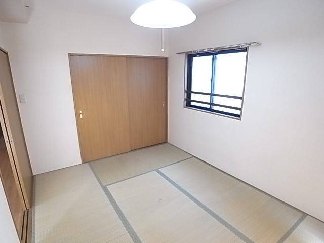 Other room space. South-facing Japanese-style room is addictive nap in the warm ^^