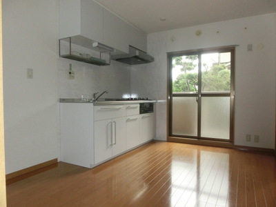 Living and room. Bright dining kitchen