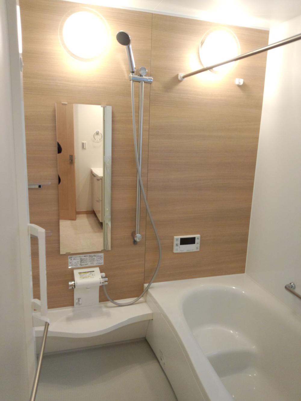 Bathroom. Difficult to keep warm bath tub where the temperature in winter drops. Accent panel also adopted a stylish design.