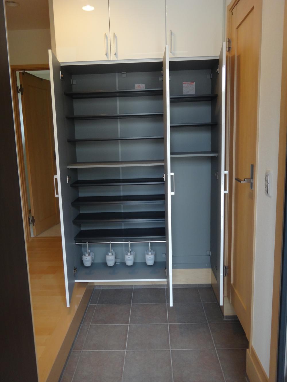 Entrance. 11 Building Entrance