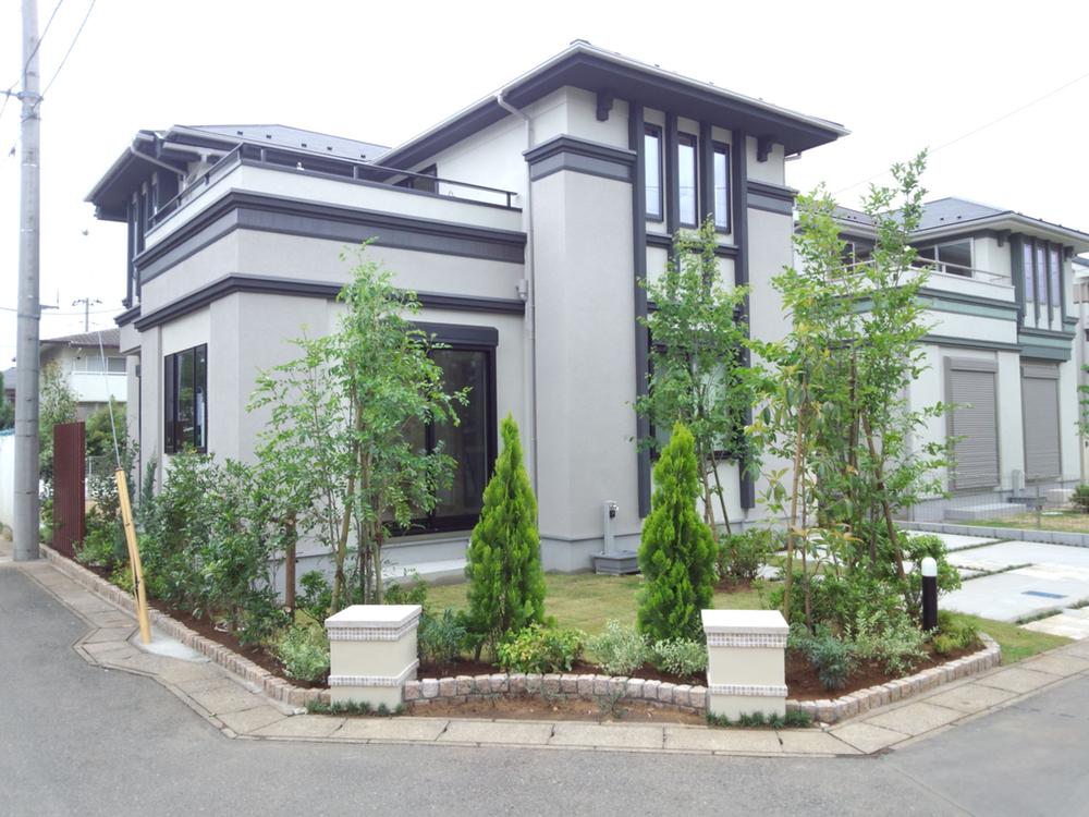 Local appearance photo. 11 Building