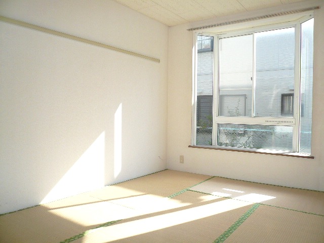 Living and room. There is a large bay window in the Japanese-style room