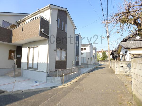 Local photos, including front road. Overall