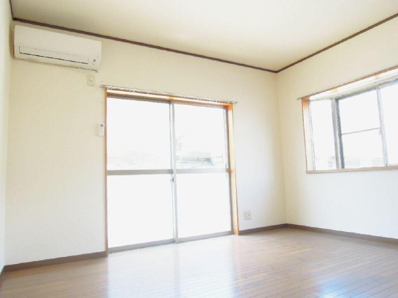 Living and room. Sunny ・ First floor corner room ・ Western-style 8 pledge! 