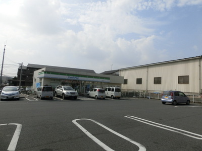 Convenience store. 600m to Family Mart (convenience store)