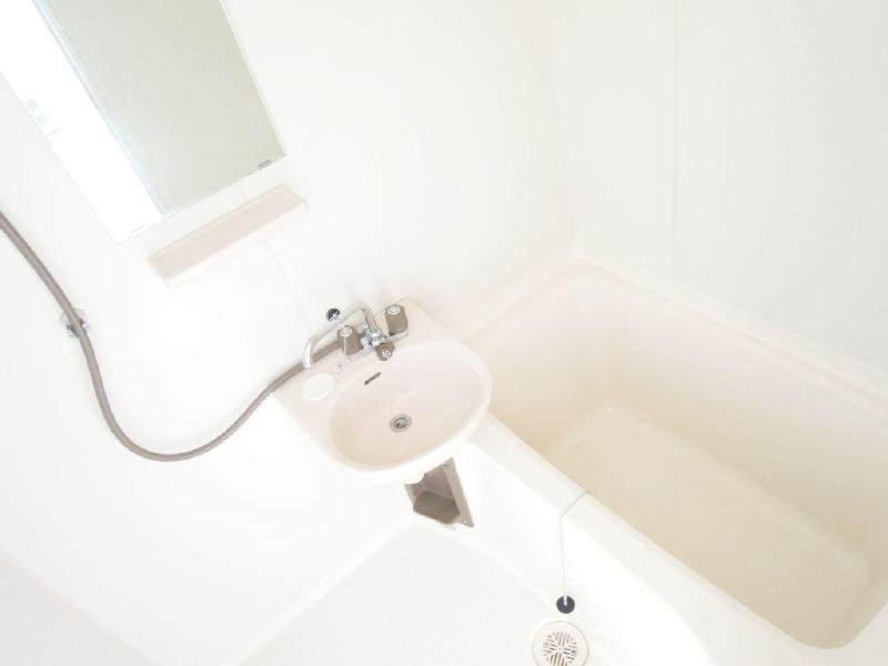 Bath. Glad mirror ・ It is a bathroom with a wash basin