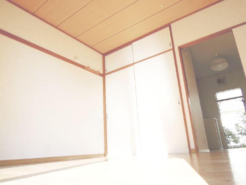 Living and room. Day is a good very bright! !