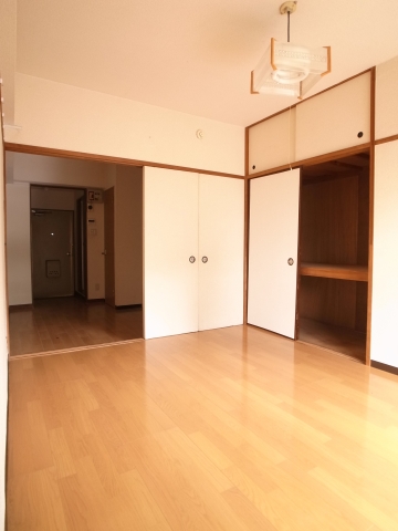 Living and room. Firm are separate from the kitchen with four double sliding door! 