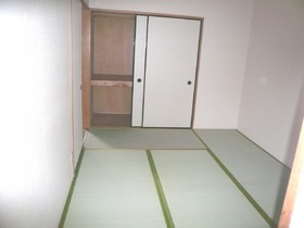Living and room. It calm the mind and there is a Japanese-style room ~