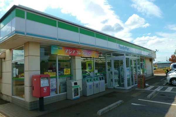 Convenience store. 550m to Family Mart (convenience store)