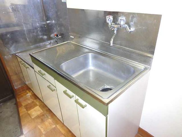 Kitchen. It can be installed 2 lot gas stoves, It will Hakadori also dishes.