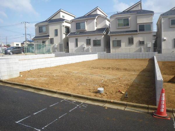 Local photos, including front road. Selling local