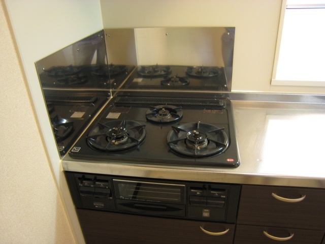 Kitchen. 3-neck gas stove