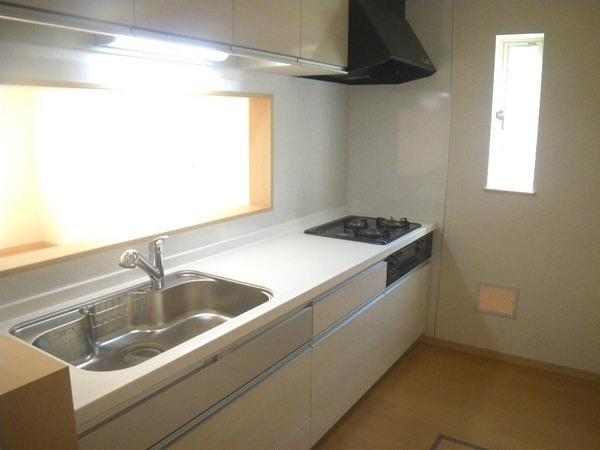 Kitchen. Face-to-face kitchen bouncing of conversation