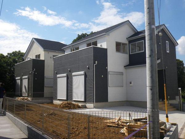 Local photos, including front road. Was building completed. Preview available!