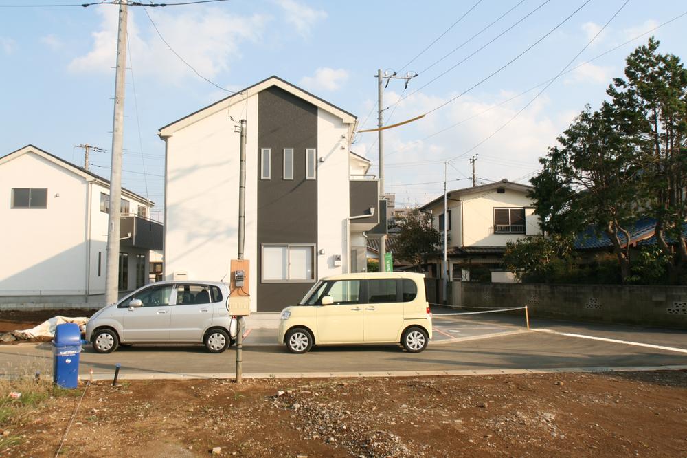 Local photos, including front road. Outlook good parking is also easy in maintenance road! !