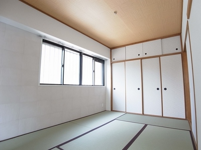 Living and room. Bright Japanese-style room if there is a corner room unique window. 