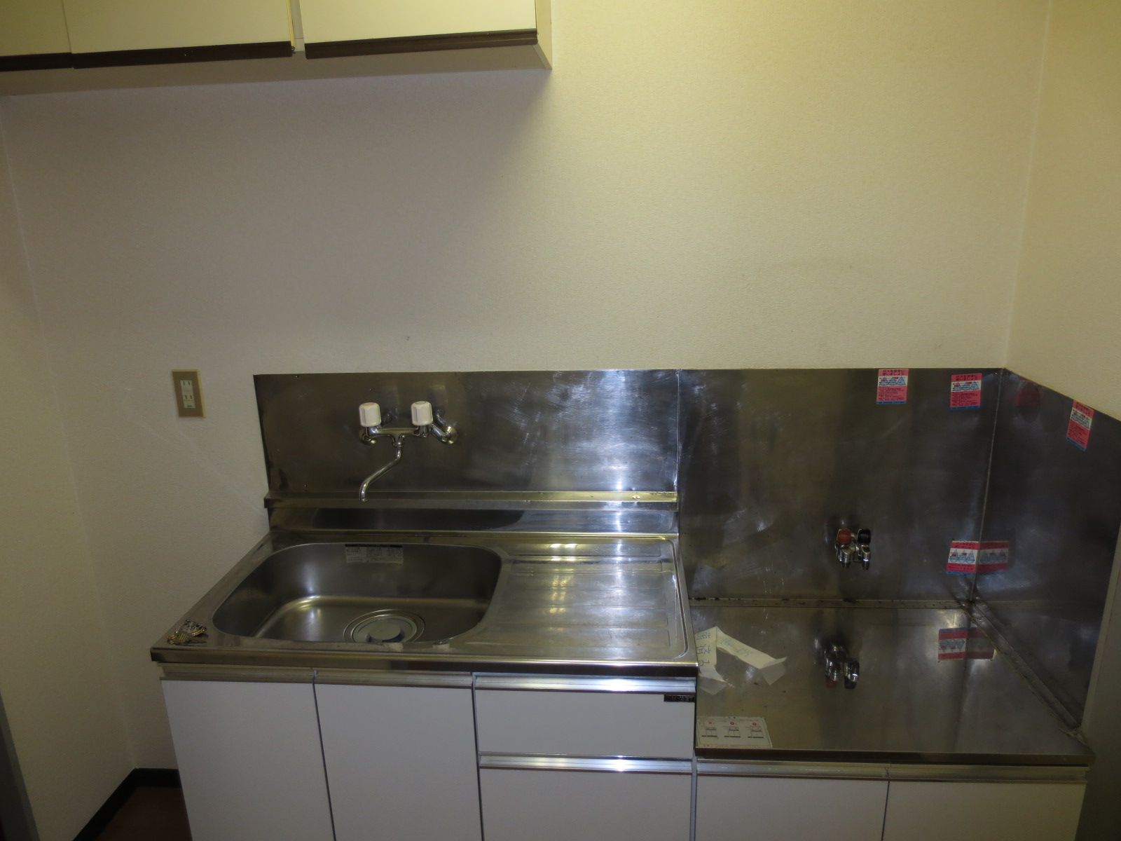 Kitchen. Two-burner stove installation Allowed