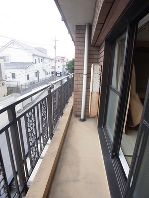 Balcony. Western and Japanese-style, Balcony that spans two rooms. 