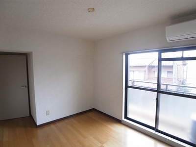 Living and room. Western-style facing the balcony. 