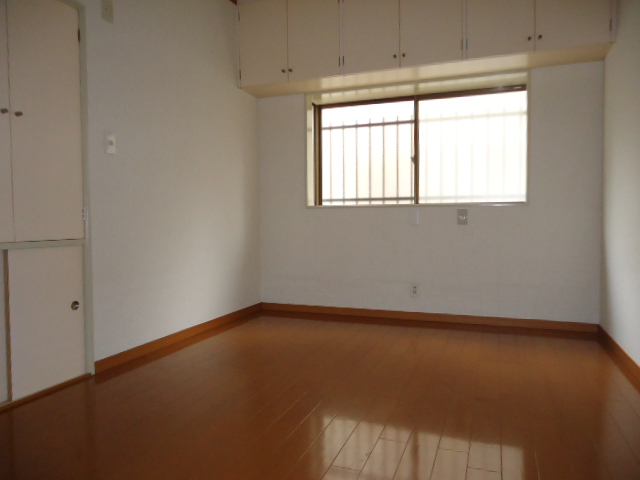 Other room space. Western-style comes with also housed in the top of the bay window.