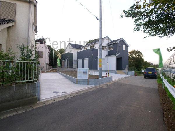 Local photos, including front road. Overall