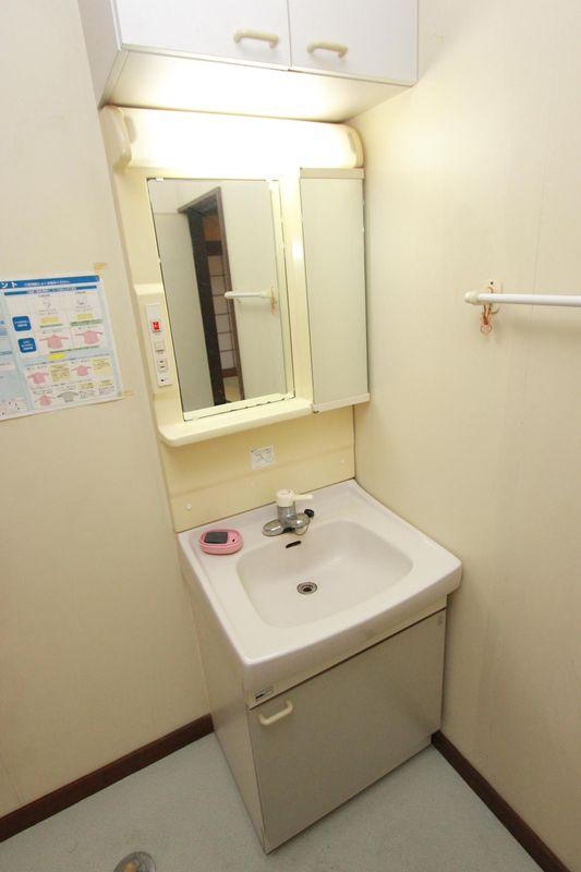 Wash basin, toilet. Independent wash basin