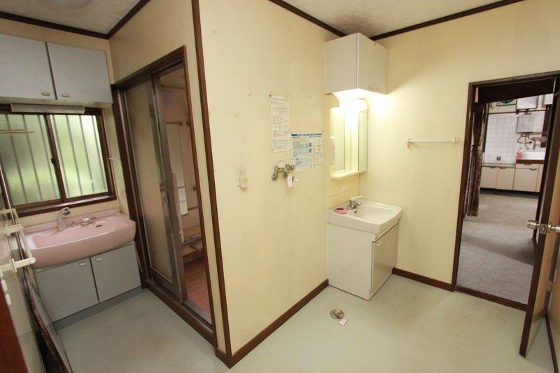 Wash basin, toilet. Photos in the vicinity of washroom