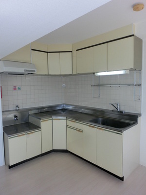 Kitchen. L-shaped kitchen