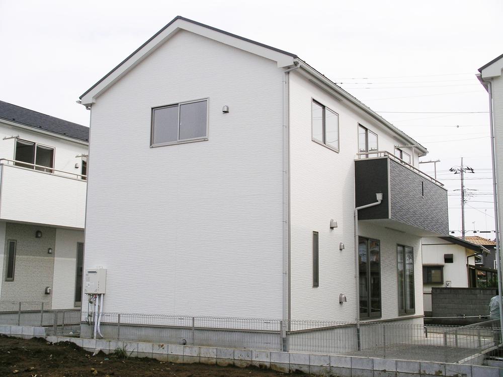 Local photos, including front road. 3 Building site (November 2013) Shooting