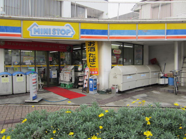 Convenience store. MINISTOP Midoridai Station store up to (convenience store) 362m