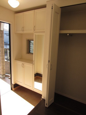 Entrance. There is also a MonoIri next to the shoe box, Katazuki the entrance.