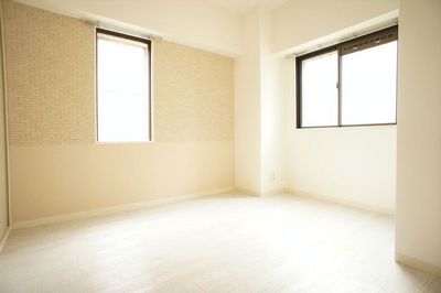 Living and room. Is a two-sided lighting bright Western-style per corner room. 