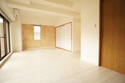 Living and room. 14 Pledge of spacious bright living. 