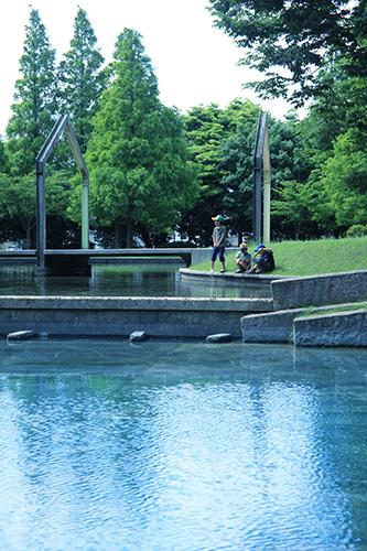 park. There is a pond to feel the multi-purpose open space and moisture with a 570m open feeling to Anagawa Central Park, Recommended for picnic not only as a place of relaxation. It has also been installed favorite large playground equipment and tennis courts children.