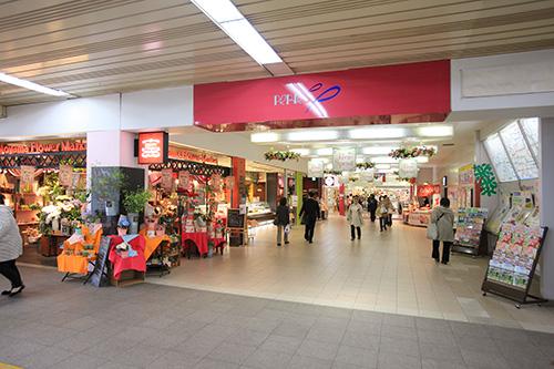 Shopping centre. Shops such as 1300m fashion relationship and books are aligned to Perrier Inage shop "Com Square", "Food Square" also enhance early Japanese and Western sweets and prepared foods and fresh food. It is the station building to propose a lifestyle commitment.