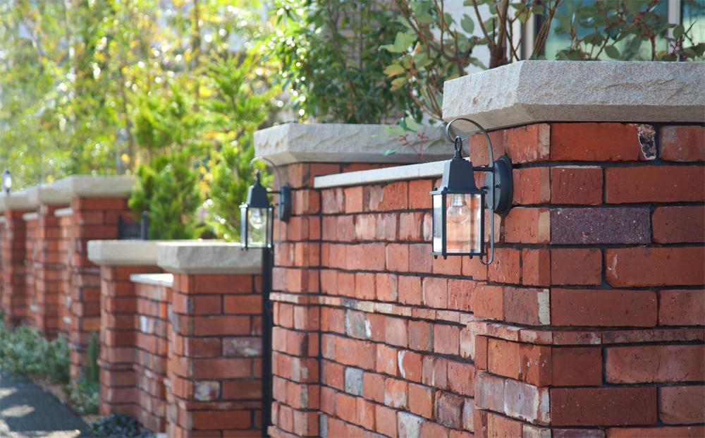 Local appearance photo. Magnificent guarded in high "vintage brick", The city of peace and moisture. <Local photo (2013 November shooting)>