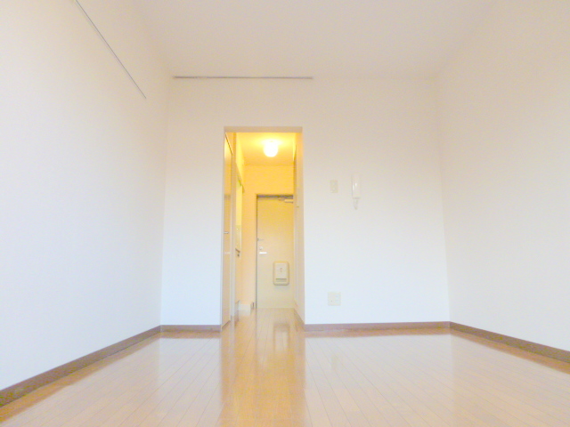 Living and room.  ※ image