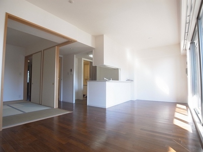 Living and room. It opens the sliding door of a Japanese-style room, You can use more widely.