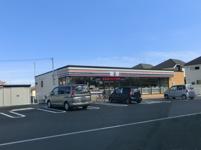 Convenience store. Seven-Eleven (convenience store) to 200m