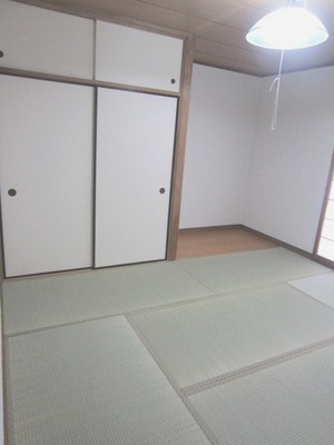 Living and room. Japanese-style room with a closet and a chest of drawers yard