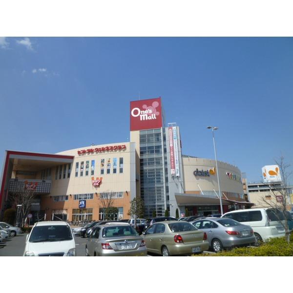 Shopping centre. Ones to Mall 612m