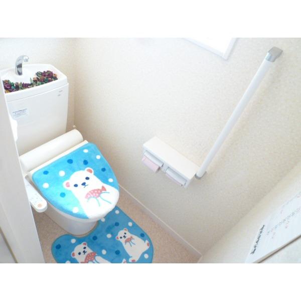 Toilet. 1F