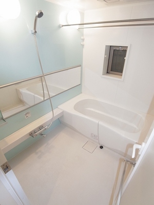 Bath. Washing place is widely, Likely to enjoy a carefree bath time in parent and child.
