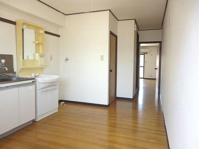 Kitchen. spacious, About six tatami dining kitchen.