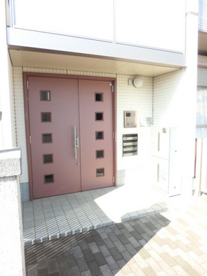 Entrance. With auto-lock entrance